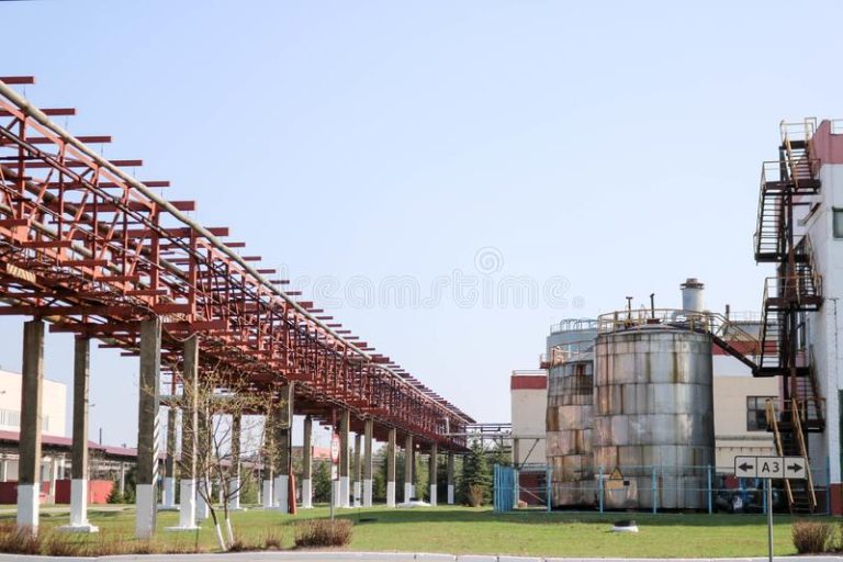 Canalize el paso superior con tubulaciones de hierro oxidadas a la toque de agua de vapor líquido de bombeo condensado 114995790
