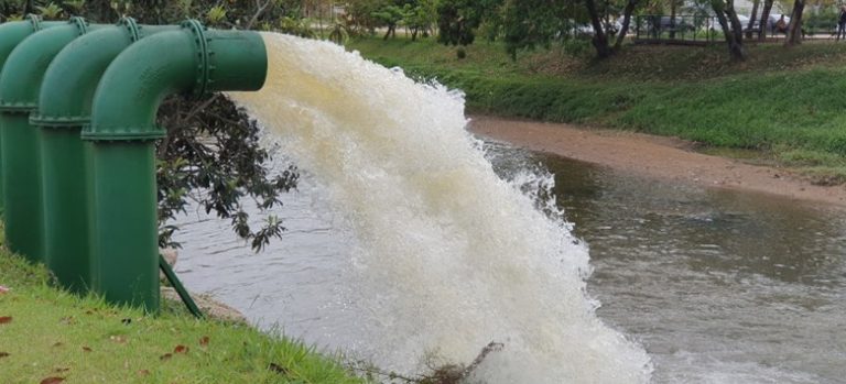 Saae Stafl bombeando agua Staily
