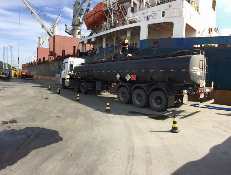 Barco de desechos de eliminación de tanques